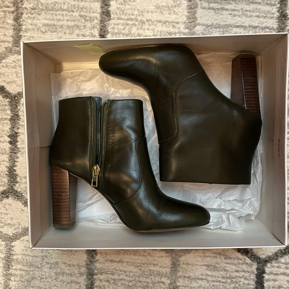 Ann Taylor leather ankle booties with zipper:)